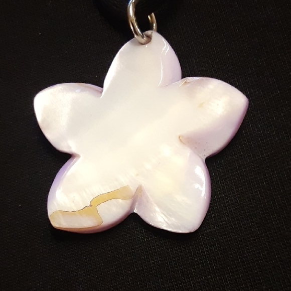 Elegant Carved Shell Flower Pendant Necklace - Picture 4 of 8